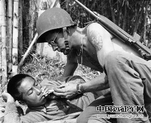 一名美军士兵为一名中国伤兵点烟