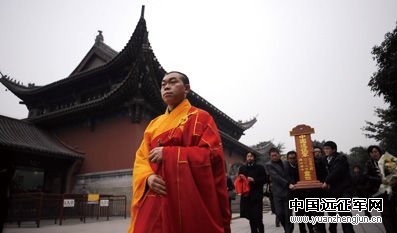 重庆华岩寺远征军安灵仪式 现场。（本报记者 姬东 摄）