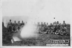 中国远征军赴印部队坦克二营部分官兵合影(由曾承策女儿曾美美提供)