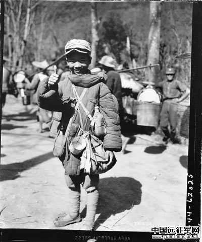 图：Lee Chen-hon，13岁。这张照片一直被当成远征军的标志性影像，但有考据意见认为，该照片乃是F. D. Manwarren于1944年11月23日拍摄于贵阳附近。这位“娃娃兵”与远征军没什么关系。见：白冰，《远征军中那位娃娃兵:对一张历史照片的个人解读》。参照前述考据，以及该照片本身及同系列照片，均是逃难元素，笔者认为这位“娃娃兵”其实是一位被军队收容的“难童”——他与逃难的民众混在一起，而不是身处正规部队之中。